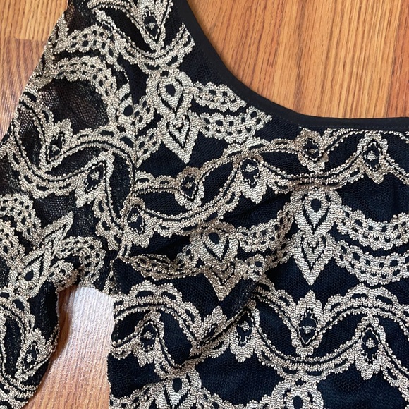 Dress with gold lace - Picture 4 of 6